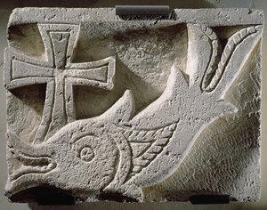 Relief föreställande en fisk och ett kors, från kyrkogården i Ermant, 300-500-talet (kalksten)